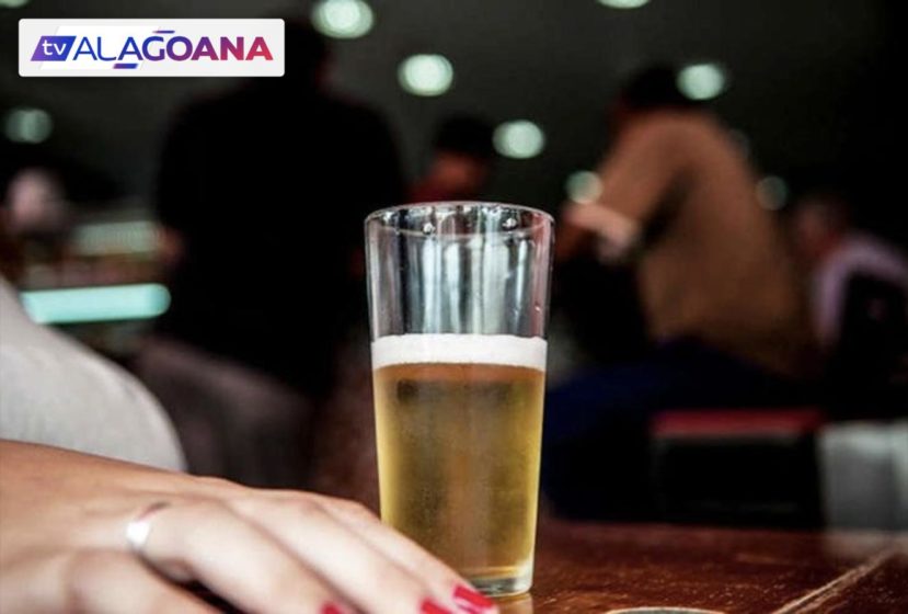 Copo de cerveja em bar