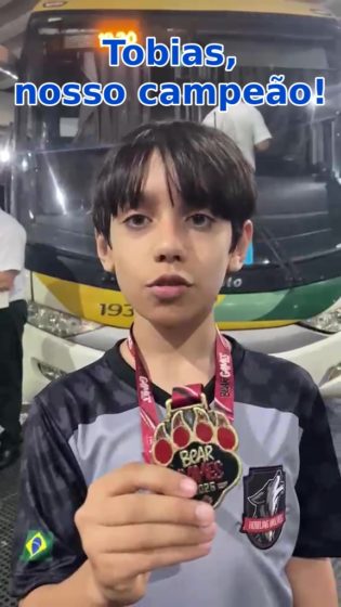 Tobias Dalboni exibe a medalha de ouro do xadrez sub-14 do Bear Games Nordeste